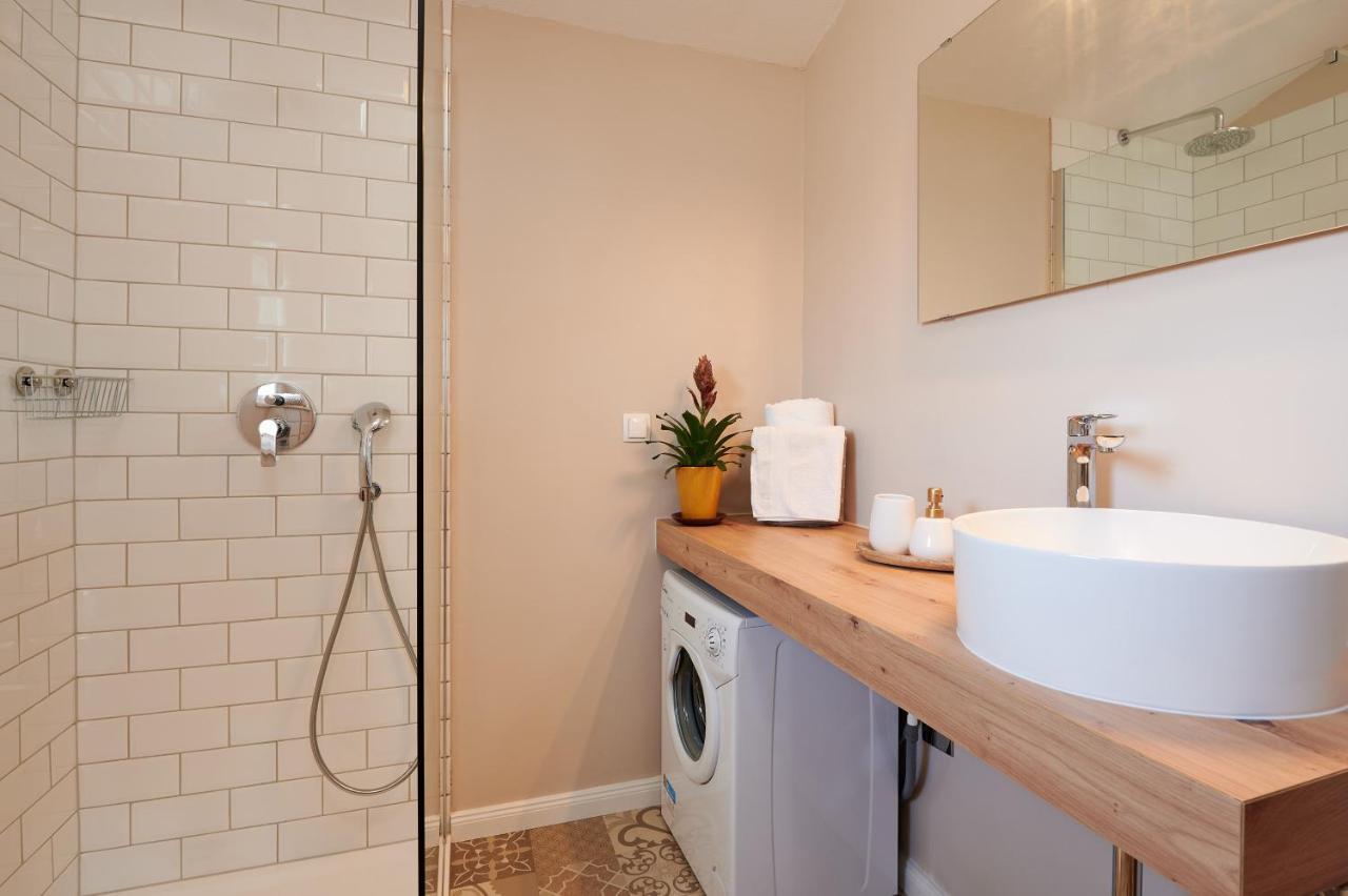 T&T Sea View Apartments Трогир Екстериор снимка