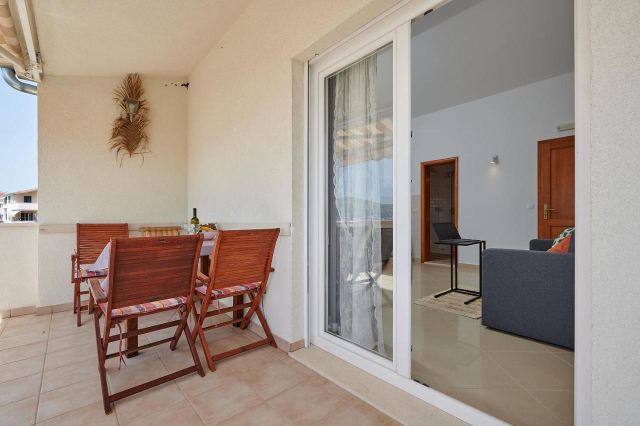 T&T Sea View Apartments Трогир Екстериор снимка