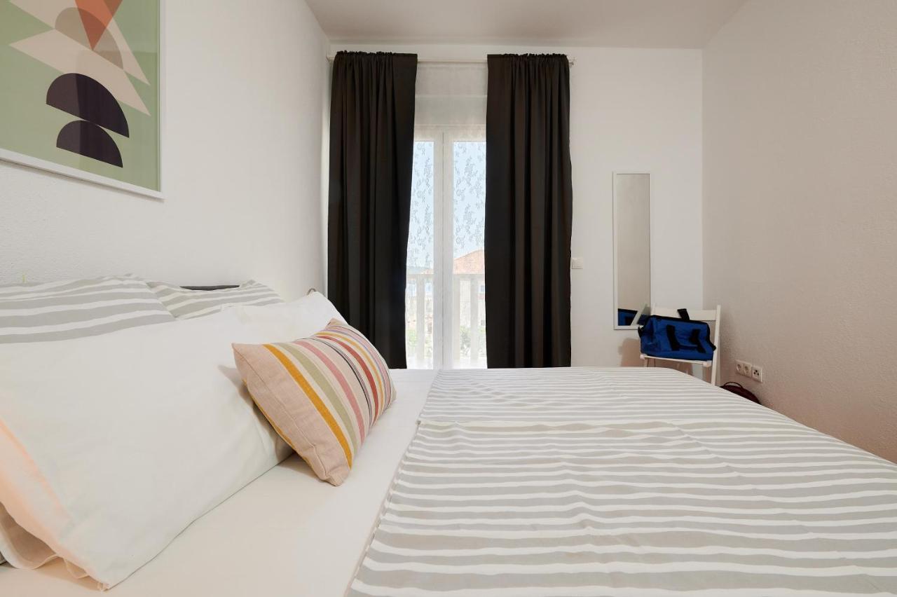 T&T Sea View Apartments Трогир Екстериор снимка