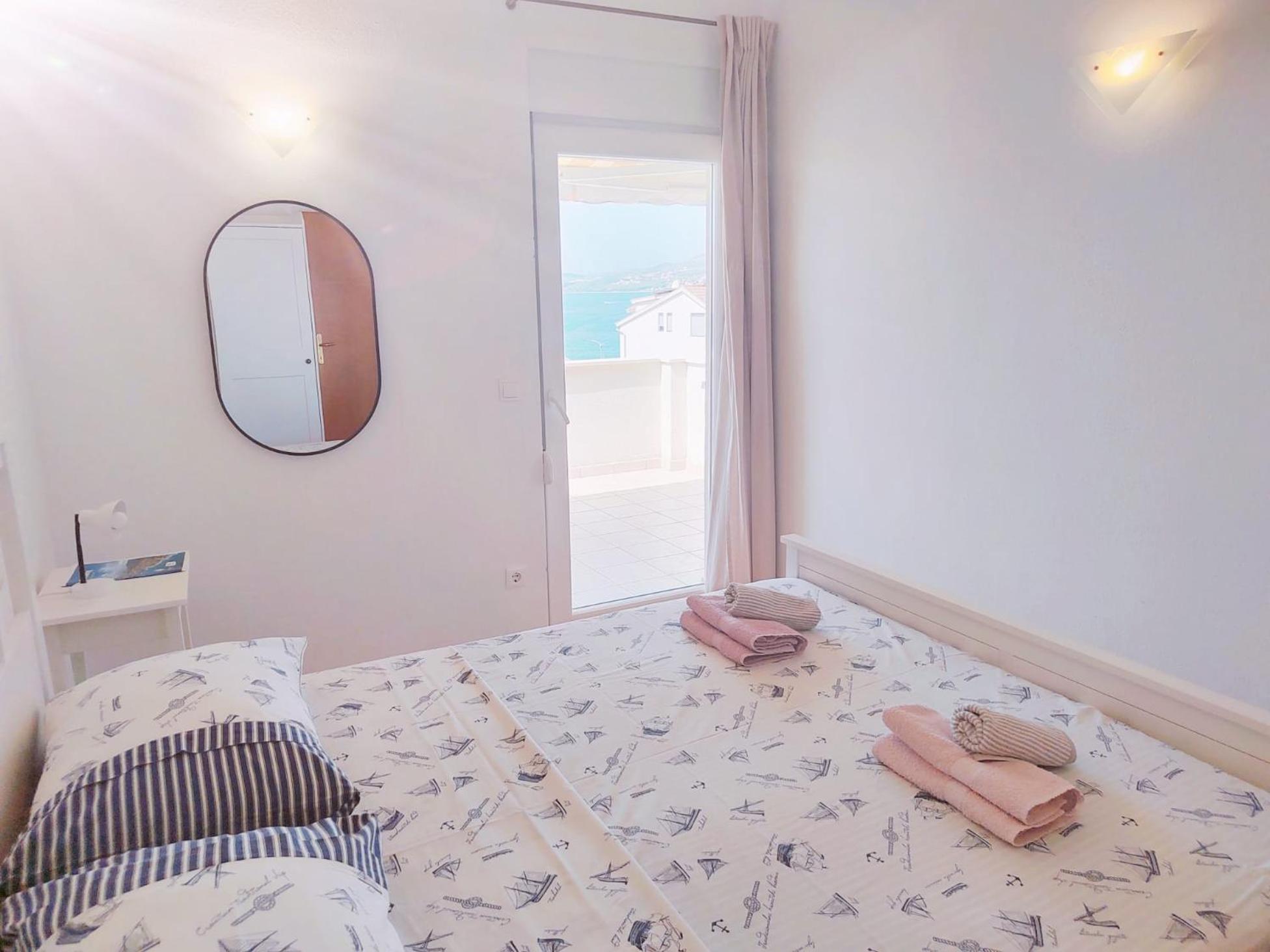 T&T Sea View Apartments Трогир Екстериор снимка