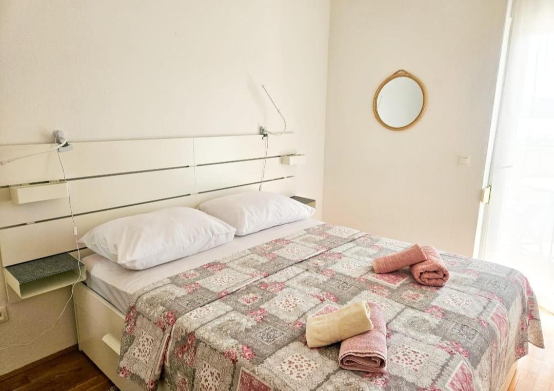 T&T Sea View Apartments Трогир Екстериор снимка